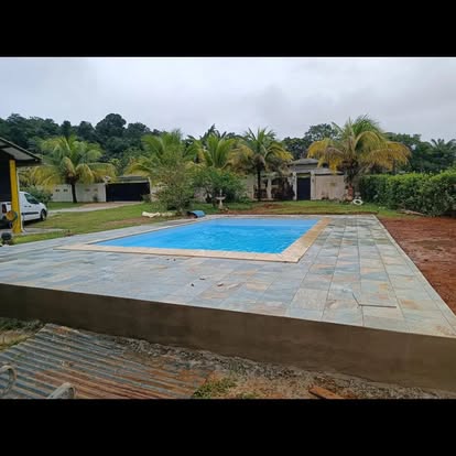 Piscine moderne réalisée à Kourou