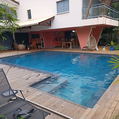 Piscine avec aménagement paysager